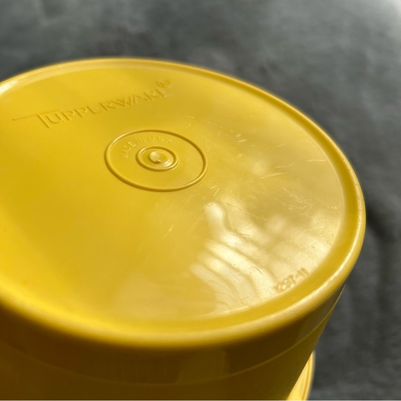Tupperware Servalier Canister - Picture 4 of 4